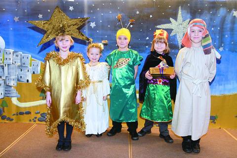 St
Laurence Primary
School Ludlow:
Christmas with
the Aliens
125054-2;
Chloe Williams
(Star), Jessica
Yapp (Angel
Gabrielle),
Edward Reavill
(Alien), Llanchan
Stone (King) and
Sam Hollins
(Shepherd).