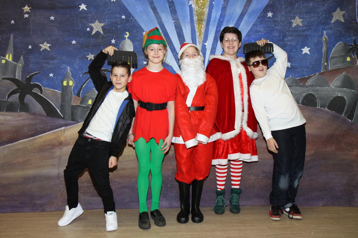 Burford’s Year 6 pupils perfor-med The North Pole Goes Rock ‘N Roll at Tenbury Regal. McKenzie Byt-heway (The Claus), Tiggy Allen-Wiggin (Head Elf), Cory Lines (Santa Claus), Martha Nash (Mrs Claus) and Alex Griffiths (Cool Elf)